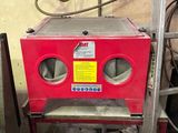 une machine rouge qui se trouve dans une pièce