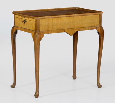 une petite table en bois avec un tiroir d'un côté et un autre de l'autre