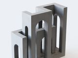 une petite sculpture composée de blocs de béton posés sur une surface blanche