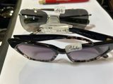 trois paires de lunettes de soleil posées sur une table blanche