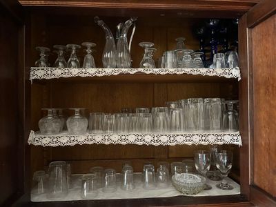 une vitrine sur laquelle sont disposés de nombreux objets en verre