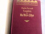 un livre rouge posé sur une nappe en dentelle