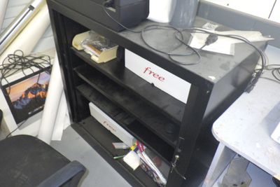 un bureau équipé d'un ordinateur et d'une imprimante