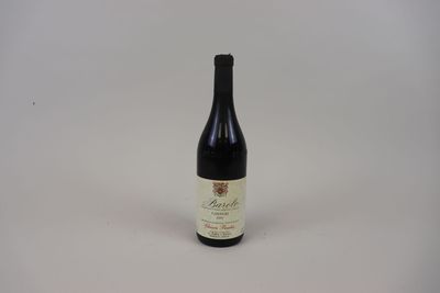une bouteille de vin posée sur une table