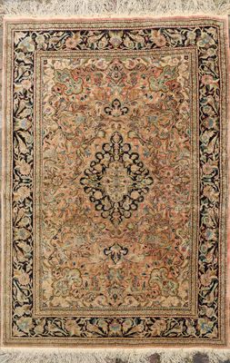 tapis persan ancien à motif floral sur fond beige