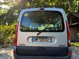 une petite camionnette blanche garée sur le bord de la route