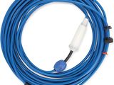 un gros plan sur une rallonge bleue munie d'une fiche blanche