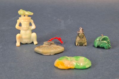 cinq petites figurines de formes et de tailles différentes