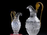 trois vases en verre et un bol posés sur une table