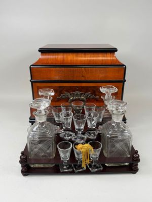 une boîte en bois sur laquelle est posé un ensemble de verres