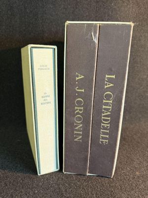 deux livres posés l'un à côté de l'autre sur une table