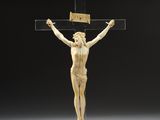 une figurine en ivoire sculptée représentant Jésus sur la croix