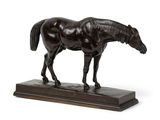 statue d'un cheval debout sur un socle en bois sur fond blanc