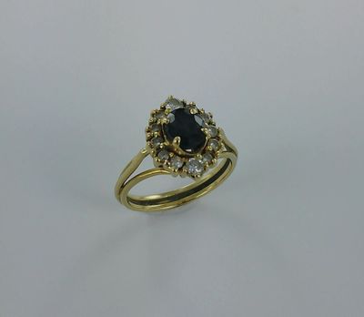 Bague or sertie d'un saphir et d'un entourage de brillants.