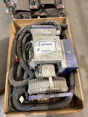 une boîte contenant un tas de fils et un moteur