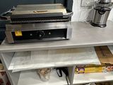 une photo d'un plan de travail sur lequel est posé un grille-pain