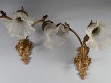 deux appliques murales ornées de fleurs, fixées au mur