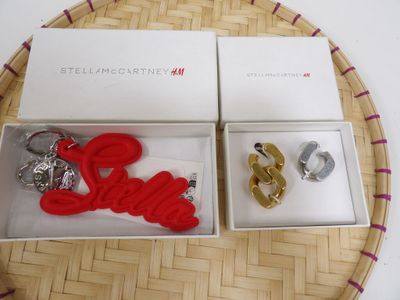 trois articles dans une boîte, à savoir un porte-clés, une bague et une paire de boucles d'oreilles