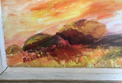 une peinture à l'huile représentant une vache couchée dans un champ, avec un coucher de soleil en arrière-plan