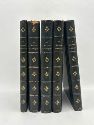 une pile de cinq livres noirs empilés les uns sur les autres