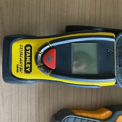 un objet jaune et noir posé sur une table