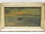 un tableau représentant un bateau sur l'eau, avec une ville en arrière-plan