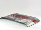un plateau en verre orné d'un motif rouge et bleu