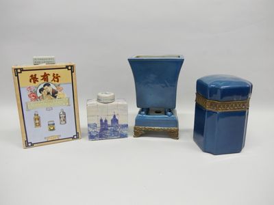 un petit vase bleu et une petite boîte bleue