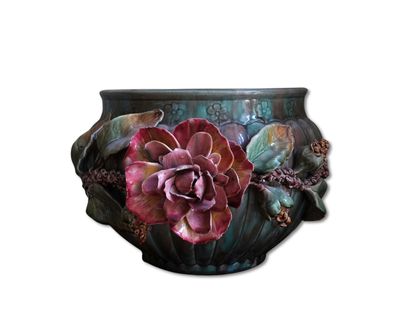 un vase orné d'une fleur et d'un oiseau