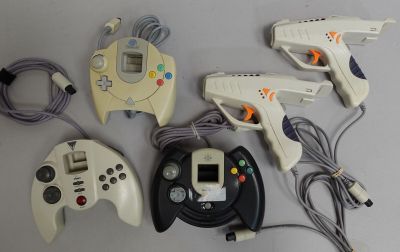 quatre manettes de jeux vidéo posées les unes à côté des autres sur une table