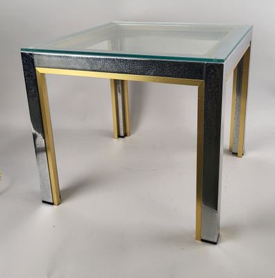 une photo d'une table basse en verre et en laiton