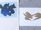 deux œuvres d'art posées sur une table