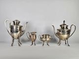 un ensemble de théières, cafetières et tasses en métal argenté