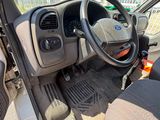 l'intérieur d'une voiture avec un volant et des commandes sur le tableau de bord