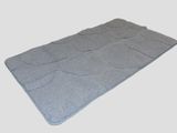 tapis de bain gris avec un motif ondulé sur fond blanc