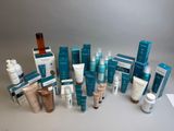de nombreux types de produits de soins de la peau sur la table