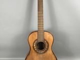 une guitare en bois posée sur une surface grise
