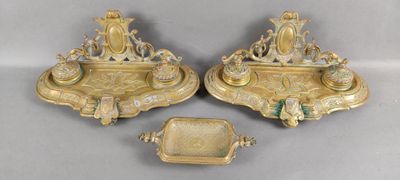 Réunion de deux encriers doubles en bronze doré, à décor cis…