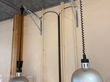 deux lampes suspendues au plafond dans une pièce