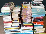 plusieurs livres empilés sur une table