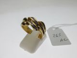 une photo d'une bague en or sertie de diamants noirs, avec une étiquette de prix