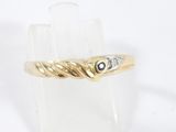 Gros plan sur une bague en or ornée d'un diamant