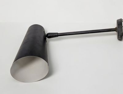 une image représentant une lampe en noir et blanc posée sur une surface blanche