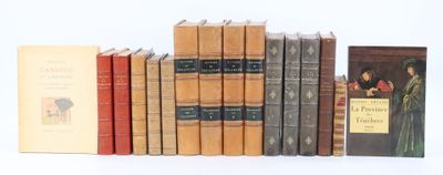 de nombreux livres alignés les uns à côté des autres sur une étagère