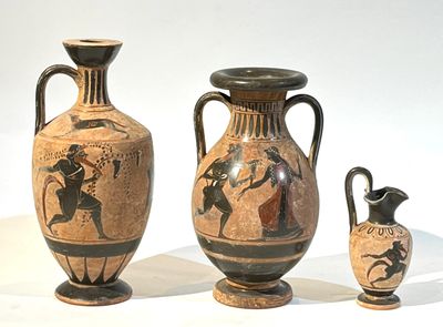 trois vases posés sur une surface blanche