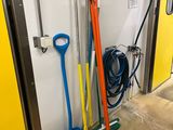 un tas de balais rangés les uns à côté des autres