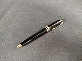 a pen that is laying on a table