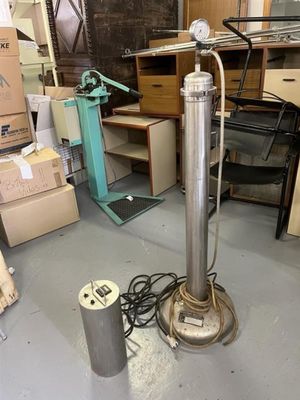 une machine placée au milieu d'une pièce