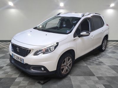 la voiture blanche est garée sur un sol en damier dans le garage