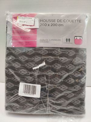 tissu à motifs gris et noirs, orné d'une étiquette rose